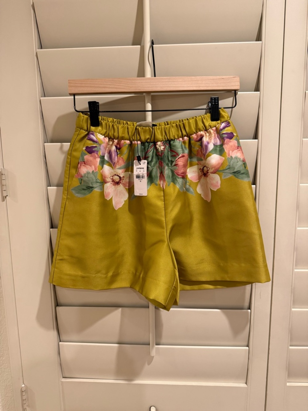 Express NWT Antique Moss High Waisted Satin Floral Pull On Short - Size XS
